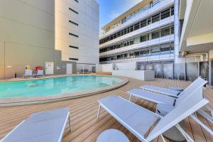 Piscina di Pandanas Apt 2 (10th floor, Pool & City views) o nelle vicinanze