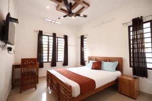 Postel nebo postele na pokoji v ubytování Ganjes Premium Villa Thekkady