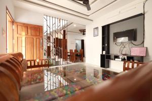 TV a/nebo společenská místnost v ubytování Ganjes Premium Villa Thekkady