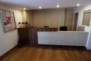 an office with a reception desk and a counter at Hotel Rota Malhoa in Figueiró dos Vinhos