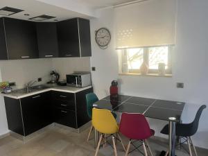 瓦里Апартаменты в Вари的厨房配有桌椅和墙上的时钟