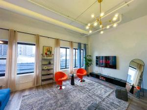 TV/trung tâm giải trí tại Spacious 6BR Luxury Suite Perfect for Groups Near McCormick Place and Soldier Field +48 ảnh