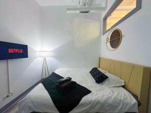 Giường trong phòng chung tại Spacious 6BR Luxury Suite Perfect for Groups Near McCormick Place and Soldier Field