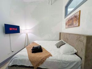 Giường trong phòng chung tại Spacious 6BR Luxury Suite Perfect for Groups Near McCormick Place and Soldier Field