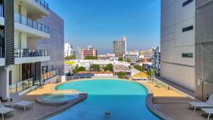uma piscina no meio de um prédio em Pandanas Apt 1 (U will love it) em Darwin