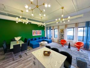 Khu vực ghế ngồi tại Spacious 6BR Luxury Suite Perfect for Groups Near McCormick Place and Soldier Field