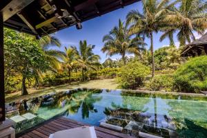 Bazén v ubytování Villa Serenity Cove by IHR nebo v jeho okolí