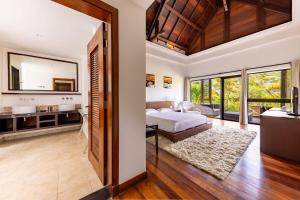 Postel nebo postele na pokoji v ubytování Villa Serenity Cove by IHR + 37 fotografií