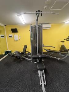 Fitnes oz. oprema za telovadbo v nastanitvi Pandanas Studio Darwin CBD Water Views