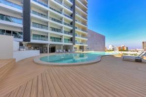 Bazén v ubytování Pandanas Studio Darwin CBD Water Views nebo v jeho okolí