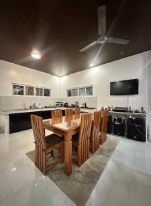 a large kitchen with a wooden table and chairs at Jenny's White Haven in San Francisco +38 photos