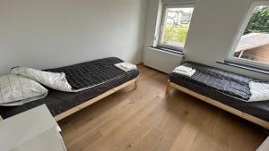 Postel nebo postele na pokoji v ubytování Helfant Luxembourg 2 Standard Double Rooms 5&6 - 4 persons