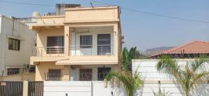 a building with a balcony on top of it at Kookee Villa in Hātgarh