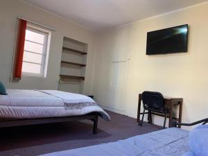 Μια τηλεόραση ή/και κέντρο ψυχαγωγίας στο Habitaciones privadas en Centro de La Paz