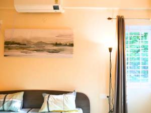un soggiorno con un divano e una finestra di Evara Kondapur Retreat Luxury 3BHK fully Equipped Apt a Hyderabad