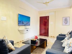 un soggiorno con due divani e un tavolino da caffè di Evara Kondapur Retreat Luxury 3BHK fully Equipped Apt a Hyderabad