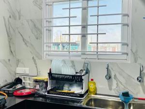 un lavello con stendibiancheria accanto a una finestra di Evara Kondapur Retreat Luxury 3BHK fully Equipped Apt a Hyderabad Altre 17 foto