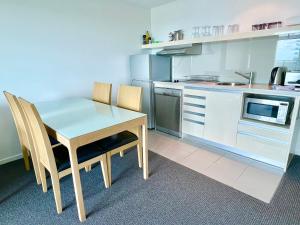 ครัวหรือมุมครัวของ Pandanas Apt 3 (Darwin CBD, Harbour views)