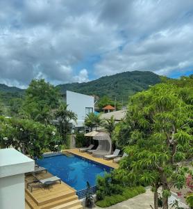 une image d'une piscine dans un complexe hôtelier dans l'établissement Apartments Near Bangtao Muay Thai & MMA, à Ban Thalat Choeng Thale
