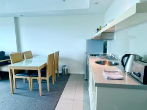 ครัวหรือมุมครัวของ Pandanas Apt 3 (Darwin CBD, Harbour views)