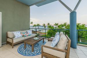En balkon eller terrasse på Sunset Penthouse -Ocean Views - 3 Balconies - Best on the Strand Townsville