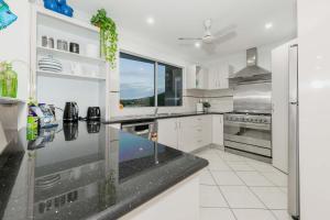 Η κουζίνα ή μικρή κουζίνα στο The Strand Penthouse - Best Views in Townsville