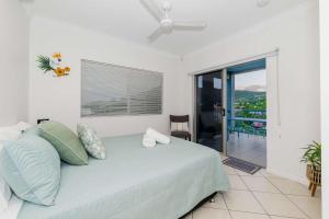Giường trong phòng chung tại Ocean-View Penthouse on The Strand, Townsville - 3 Bedrooms