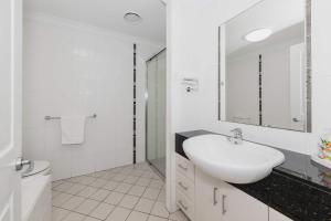 Et badeværelse på Sunset Penthouse -Ocean Views - 3 Balconies - Best on the Strand Townsville + 9 billeder