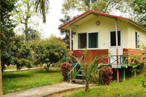 Um jardim no exterior de Chitwan Paradise Hotel