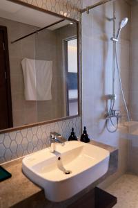 Ein Badezimmer in der Unterkunft The Apec Mandala Ocean View Mui Ne - Condotel