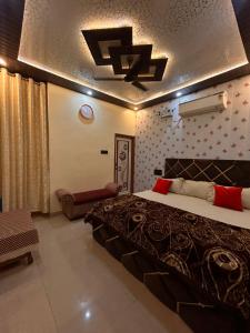 una camera da letto con un letto grande in una stanza di TEMPLE TOWN HOMES assi ghat Varanasi a Varanasi