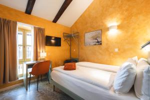 Postel nebo postele na pokoji v ubytování Palazzo Canetti Locarno - Piazza Grande - Suites & Rooms - Easy Self Check-In
