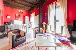 ヴェローナにあるCasa Tancrediの赤い壁のリビングルーム(テーブル、椅子付)