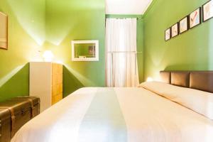 ヴェローナにあるCasa Tancrediの緑豊かなベッドルーム(大型ベッド1台、窓付)
