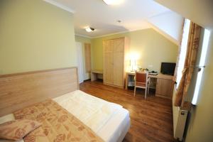 1 dormitorio con 1 cama y escritorio en una habitación en Dreimädelhaus - Kirchseelte, en Kirchseelte