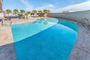 una piscina con acqua blu di La Quinta by Wyndham Carlsbad a Carlsbad