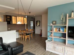 ボルテンハーゲンにあるFerienwohnung Skipper, strandnah mit Whirlpoolのリビングルーム、キッチン(テーブル付)、ダイニングルーム