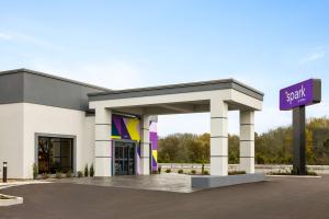 纳什维尔Spark By Hilton Nashville At Opryland的前面有紫色标志的大型白色建筑