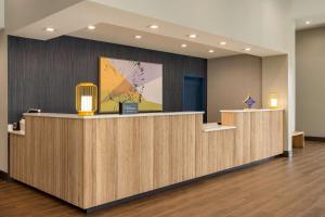 纳什维尔Spark By Hilton Nashville At Opryland的办公大厅设有前台,
