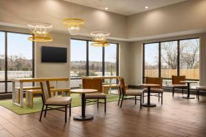 Spark By Hilton Nashville At Opryland的电视和/或娱乐中心