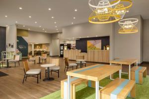 纳什维尔Spark By Hilton Nashville At Opryland的自助餐厅内带桌椅的等候区