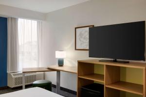 Spark By Hilton Nashville At Opryland的电视和/或娱乐中心