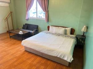 A bed or beds in a room at 蘭陽橋民宿
