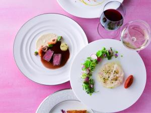 大分市にあるホテル日航大分 オアシスタワーの- 2皿の料理とワイン1杯 +18枚の写真