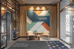 eine Lobby mit Stühlen und eine Wand mit einem Spritzer in der Unterkunft Spark by Hilton Vienna Donaustadt in Wien