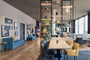 Ein Sitzbereich in der Unterkunft Spark by Hilton Vienna Donaustadt