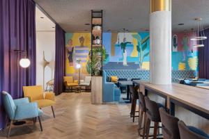 Ein Sitzbereich in der Unterkunft Spark by Hilton Vienna Donaustadt