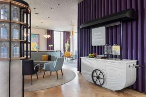 Ein Sitzbereich in der Unterkunft Spark by Hilton Vienna Donaustadt