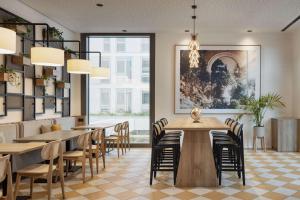 Ein Restaurant oder anderes Speiselokal in der Unterkunft Spark by Hilton Vienna Donaustadt 