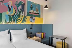Ein Bett oder Betten in einem Zimmer der Unterkunft Spark by Hilton Vienna Donaustadt